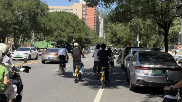 策略聚宝 “小心翼翼地逆行”！5.8亿辆自行车与4.6亿辆机动车的路权“博弈”